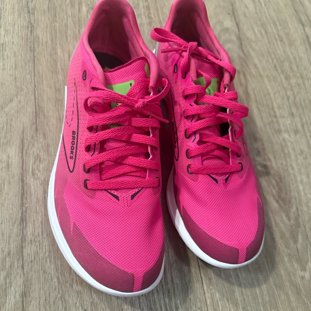 NWOT Brook’s DRAFT XC running sneakers